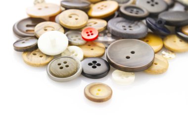 Beyaz yansıtıcı arka plan üzerinde döşeme çeşitli düğmeleri topluluğu