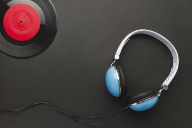 kopya alanı grunge yazı tahtası zemin üzerine döşeme modern mavi kulaklık ve vinil kaydın üstten görünüm