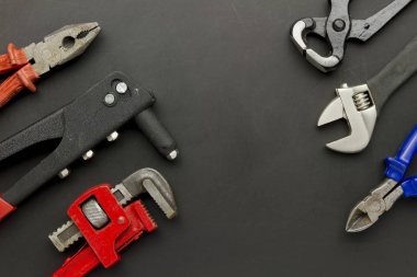 grunge sıfırdan tahtaya döşeme metal araç kümesi