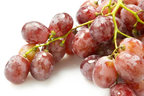 Beyaz arka plan üzerinde izole pembe üzüm demet