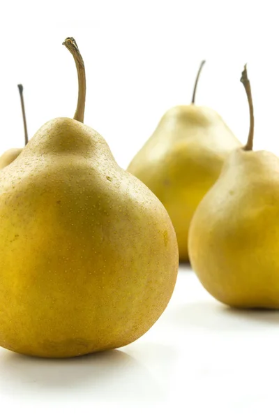 Groep Rijpen Peren Geïsoleerd Een Witte Achtergrond Met Selectieve Aandacht — Stockfoto