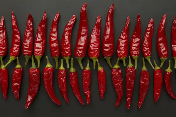 Üstten Görünüm kırmızı biber doğrusal düzenleme yazı tahtası sıfırdan grunge arka plan üzerinde döşeme