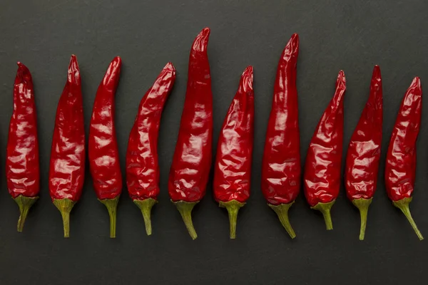 Üstten Görünüm kırmızı biber doğrusal düzenleme yazı tahtası sıfırdan grunge arka plan üzerinde döşeme