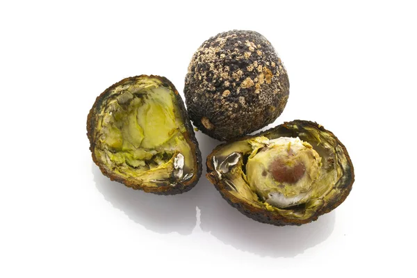 Affettato Malsano Avocado Marcio Isolato Sfondo Bianco — Foto Stock