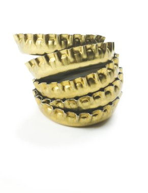 Beyaz arkaplanda siyah tüy izole edildi