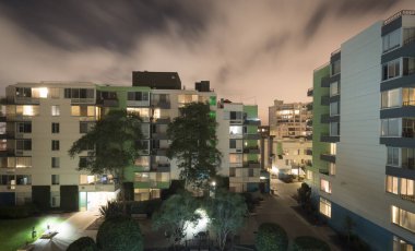 uzun pozlama görünümü üzerinde şehir binaları