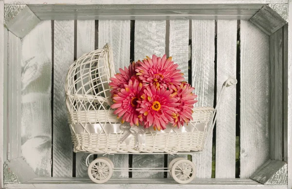 Décoration Fleurs Dans Une Étagère Caisse Peinte — Photo