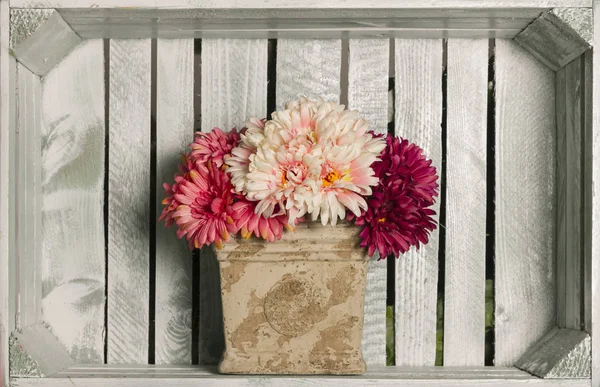 塗装箱の棚に花の装飾 — ストック写真