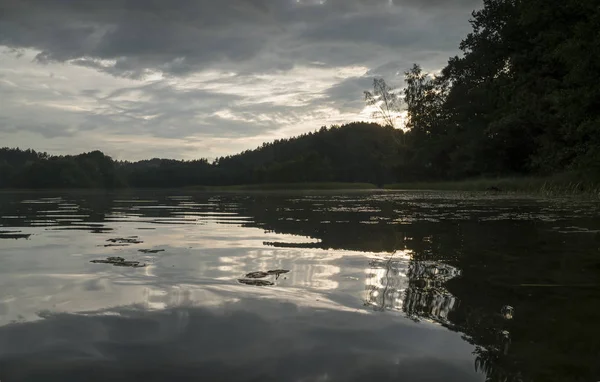 ヘイズ曇り夏の日没時に湖の景色 — ストック写真