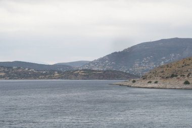 manzara Yunanistan kıyı ile bulutlu yaz günü bitkilerde