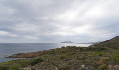 bitkiler ve bulutlu yaz günü şehirde Yunanistan sahilinin manzara