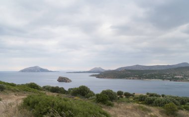 bitkiler ve bulutlu yaz günü şehirde Yunanistan sahilinin manzara