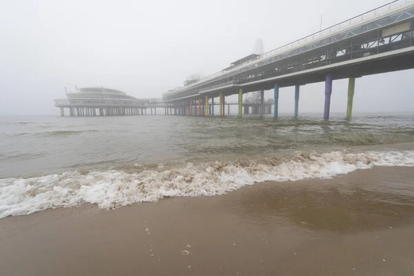 Sisli Gün Haag Hollanda Sırasında Büyük Pier Ile Plaj — Stok fotoğraf