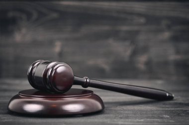 Hukuk ve adalet, yasallık kavramı, Yargıç Gavel siyah ahşap zemin.