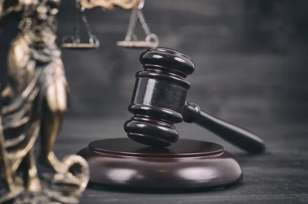 法律和正义 合法概念 法官槌 Scalesof 正义和夫人正义在黑木背景下 — 图库照片