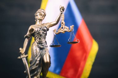 Hukuk ve adalet, yasallık kavramı, arka planda ölçekler adalet, Justitia, Bayan adalet önünde Rus bayrağı.