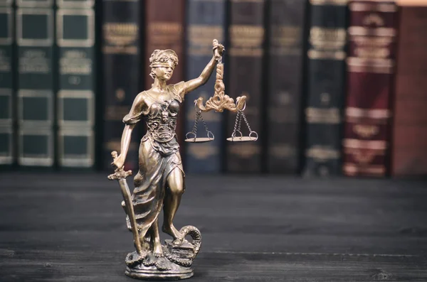 法律和正义 正义的天平 Justitia 夫人正义 法律图书馆概念 法律书在背景 — 图库照片