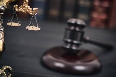 Hukuk ve adalet, adalet terazisi, adalet, kadın adalet, hukuk kütüphanesi konsepti, arka planda hukuk kitapları..