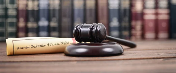 Prawo Sprawiedliwość Sędzia Gavel Powszechnej Deklaracji Praw Człowieka Tle Drewnianych — Zdjęcie stockowe