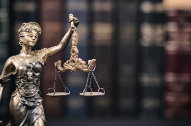 Hukuk ve adalet, adalet terazisi, adalet, kadın adalet, hukuk kütüphanesi konsepti, arka planda hukuk kitapları..