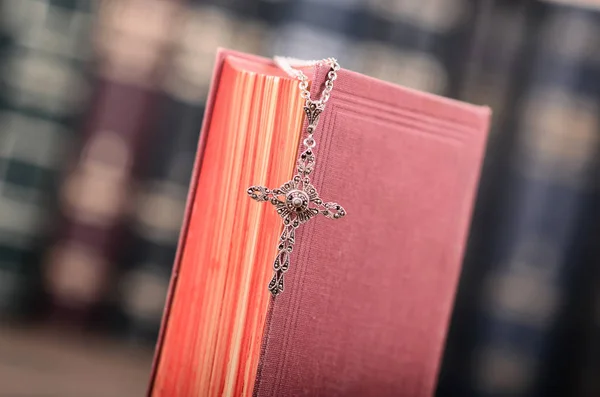 Collar Cruz Cristiana Una Sagrada Biblia Cristianismo Religión Concepto — Foto de Stock