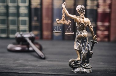 Hukuk ve adalet, adalet terazisi, adalet, kadın adalet, hukuk kütüphanesi konsepti, arka planda hukuk kitapları..