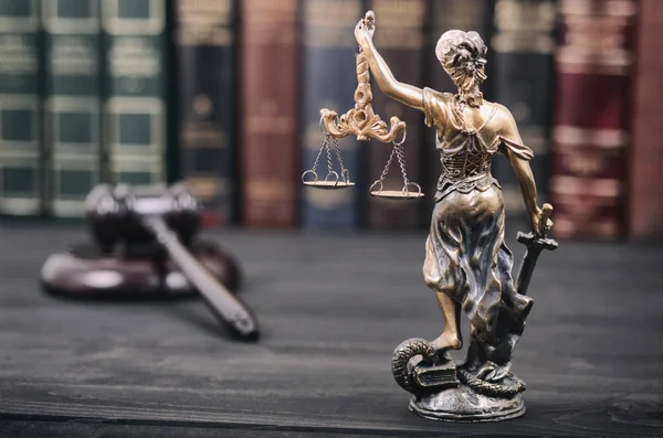 Hukuk ve adalet, adalet terazisi, adalet, kadın adalet, hukuk kütüphanesi konsepti, arka planda hukuk kitapları..