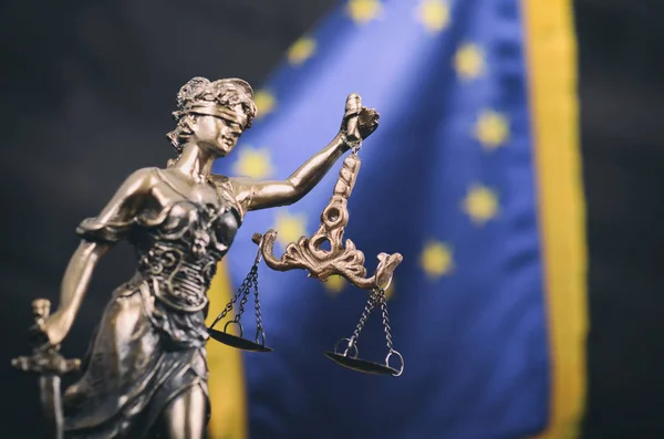 欧州連合の前の正義 Justitia 女性正義のスケールがバック グラウンドでフラグ法と正義 合法性の概念 — ストック写真