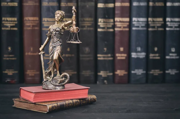 Hukuk ve adalet, adalet terazisi, adalet, kadın adalet, hukuk kütüphanesi konsepti, arka planda hukuk kitapları..
