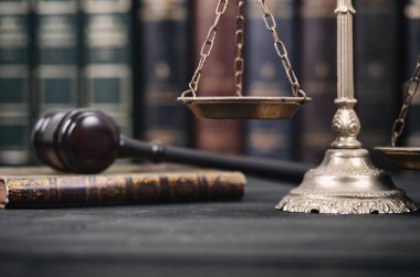 Hukuk ve adalet, yasallık kavramı, adalet ve yargıç tokmak siyah ahşap zemin ölçekleri.