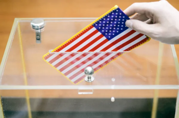 Человек Вставляющий Флаг Соединенных Штатов Америки Урну Голосования Голосования Выборов — стоковое фото