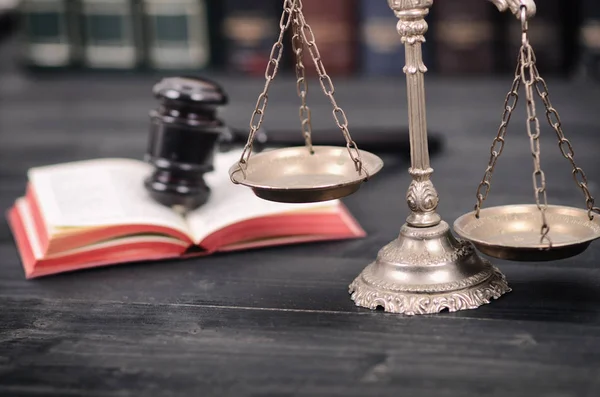 法と正義 合法性の概念 正義および裁判官小槌黒い木製の背景のスケール — ストック写真