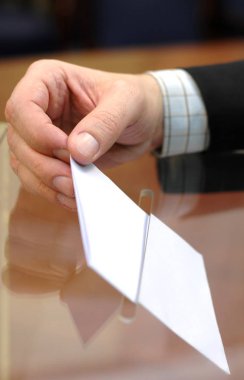 oy sandığı ve eli boş oy içinde seçimler, kavram oylama koyarak görüntüsü