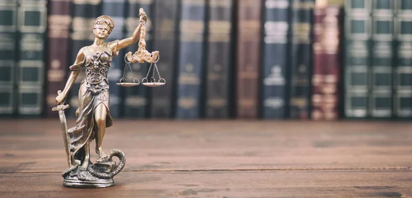 Recht Und Gerechtigkeit Legalitätskonzept Damenjustiz Gerechtigkeitswaage Auf Hölzernem Hintergrund Rechtsbibliothekskonzept — Stockfoto