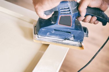 Eski kapıları boyayla zımparalamak ve hazırlamak yeni bir boya yalamak, pürüzsüz zımparalama ya da boya çıkarma konsepti için..