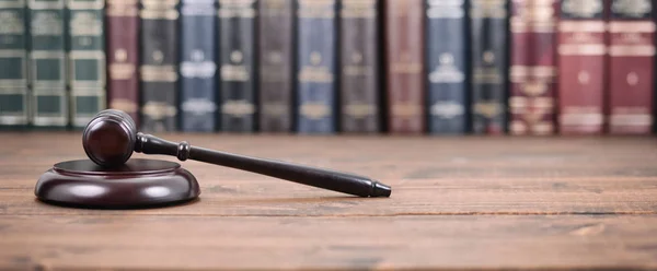 法と正義 合法性の概念 木製の背景 法律図書館概念の裁判官小槌 — ストック写真