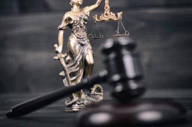 Hukuk ve adalet, yasallık kavramı, Yargıç Gavel ve adalet siyah ahşap zemin.