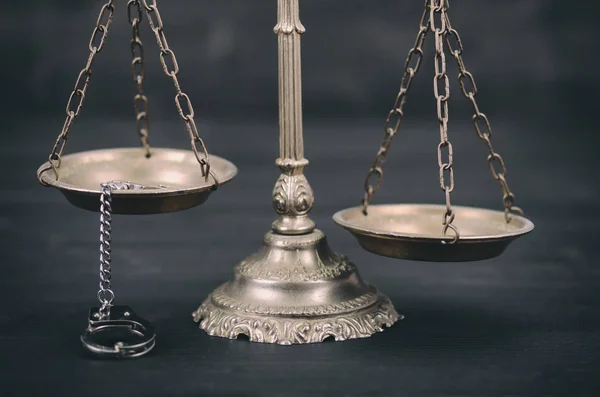 Law Justice Legality Concept Scales Justice Handboeien Een Zwarte Houten — Stockfoto