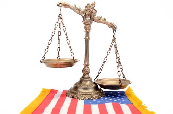 Waage Der Gerechtigkeit Und Flagge Der Vereinigten Staaten Von Amerika — Stockfoto