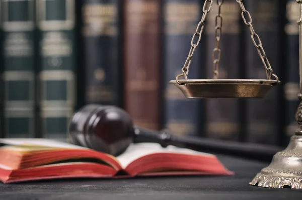Recht Und Gerechtigkeit Legalitätskonzept Maßstäbe Der Gerechtigkeit Und Richtergabel Auf — Stockfoto