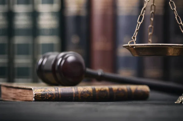 Recht Und Gerechtigkeit Legalitätskonzept Maßstäbe Der Gerechtigkeit Und Richtergabel Auf — Stockfoto