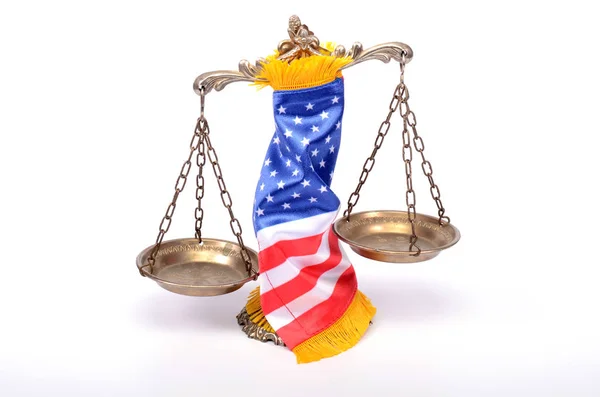 Szalę Sprawiedliwości Zwinięte Amerykańską Flagę — Zdjęcie stockowe