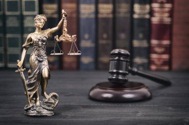 Hukuk ve adalet, yasallık kavramı, Yargıç Gavel ve adalet siyah ahşap zemin.