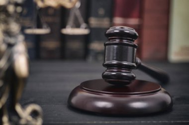 Hukuk ve adalet, yasallık kavramı, Yargıç Gavel ve adalet siyah ahşap zemin.