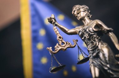 Hukuk ve adalet, yasallık kavramı, arka planda ölçekler adalet, Justitia, Bayan adalet önünde Avrupa Birliği bayrağı.