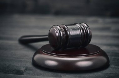 Hukuk ve adalet, yasallık kavramı, Yargıç Gavel siyah ahşap zemin.
