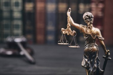 Hukuk ve adalet, adalet terazisi, adalet, kadın adalet, hukuk kütüphanesi konsepti, arka planda hukuk kitapları..