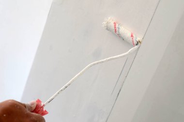 Boya rulosuyla boyama, duvar boyama konsepti.