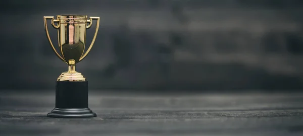 Campeão Troféu Dourado Fundo Madeira Preta Conceito Winning Cup — Fotografia de Stock