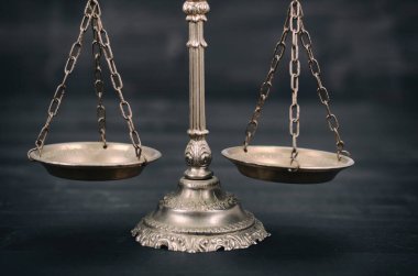 Hukuk ve Adalet, Hukuki kavram, Siyah ahşap arka planda adalet terazisi.